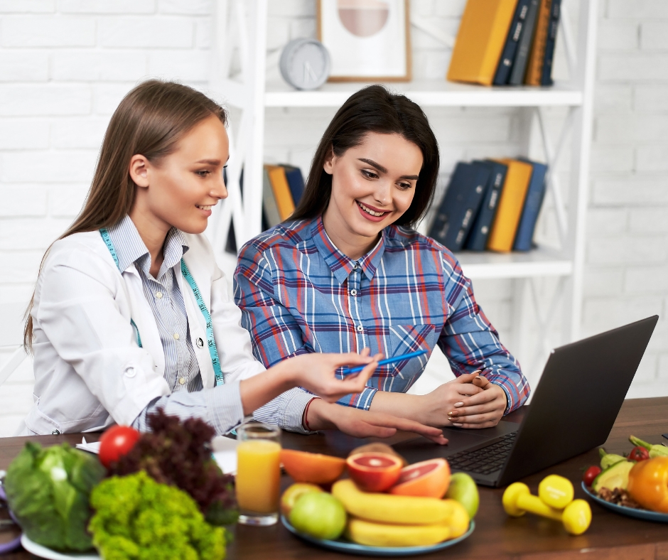 nutritionist helping clients